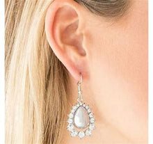 Load image into Gallery viewer, Undeniably Dapper Pearl and Rhinestone Stretch Bracelet
